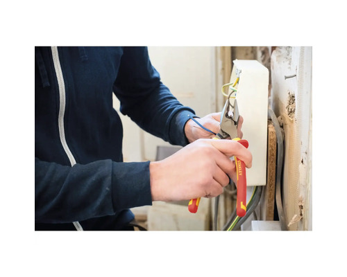 Osoba strihá kábel kombinovanými kliešťami Stanley.