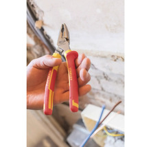 Kombinované kliešte Stanley Fatmax pri práci.