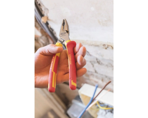 Kombinované kliešte Stanley Fatmax pri práci.