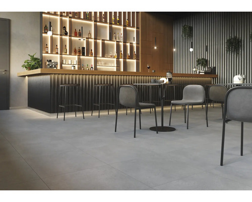 Interiér s barom, barovými stoličkami, stolmi a stoličkami na dlaždicovej podlahe.