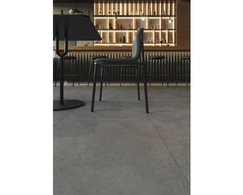 Interiérový pohľad so stolom, stoličkou a barom v pozadí