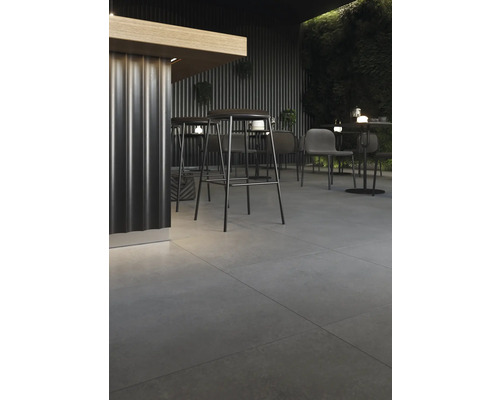 Vonkajší priestor s barovými stoličkami, stoličkami a dlažbou