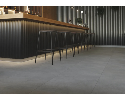 Bar s barovými stoličkami a dlažbou.