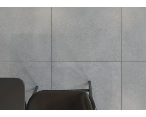 Sivé dlaždice so stoličkou a stolom zhora