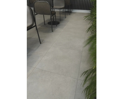 Interiérová fotografia s položenou dlažbou a sedením