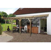 Drevený carport s terasou a záhradným nábytkom pred domom