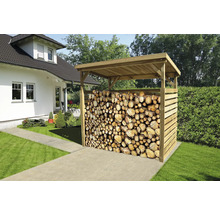 Drevený prístrešok na drevo plný palivového dreva v záhrade