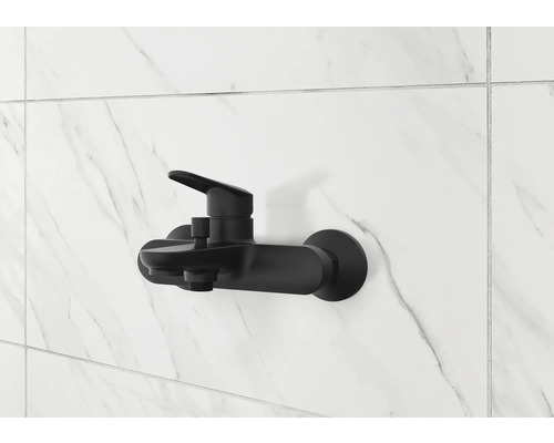 Čierna sprchová batéria na bielej mramorovej stene