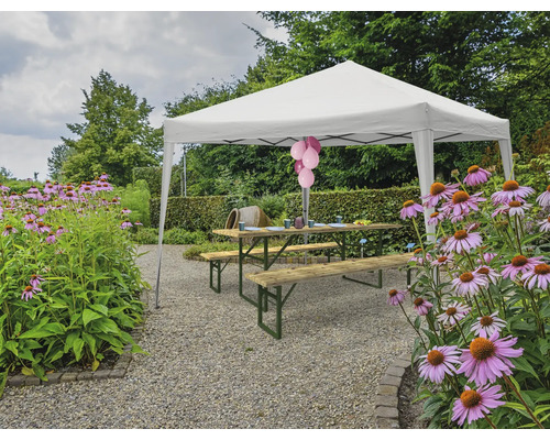 Scéna s altánkom, piknikovým stolom a kvetinami v záhrade