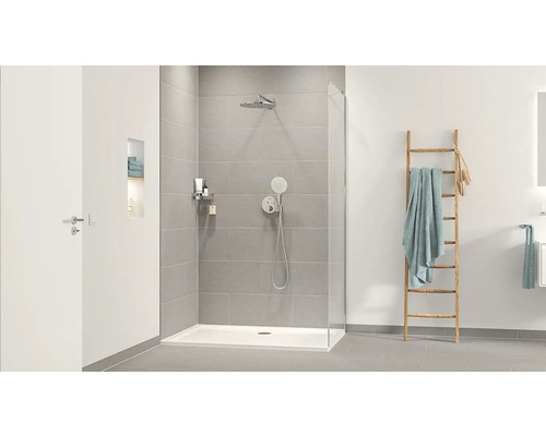 Moderná kúpeľňa s bezbariérovým sprchovacím kútom, sivými dlaždicami a dreveným rebríkom