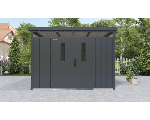 Kovový záhradný domček s dvojkrídlovými dverami a svetlíkom v záhrade