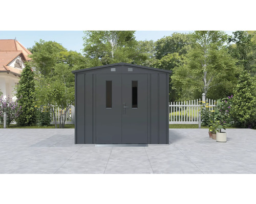 Kovová záhradná búda s dvojkrídlovými dverami a oknami v záhrade