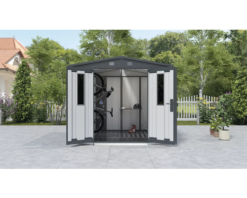 Kovová kôlňa na náradie s otvorenými dverami a záhradným náradím vnútri.