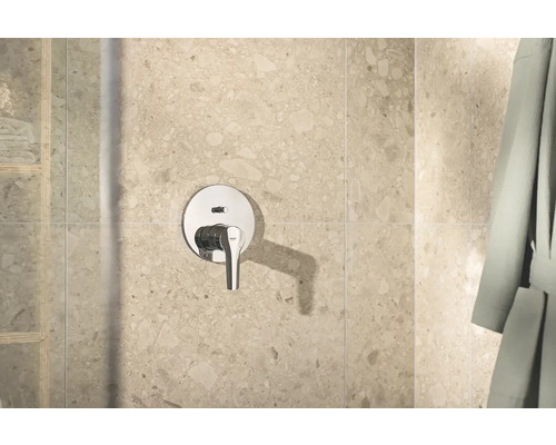 Nástenná sprchová batéria v kúpeľni pred obkladom stien