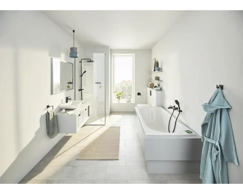 Svetlá kúpeľňa s umývadlom, zrkadlom, sprchou, vaňou a doplnkami