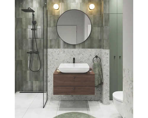 Kúpeľňa so sprchou, umývadlom, zrkadlom a toaletou