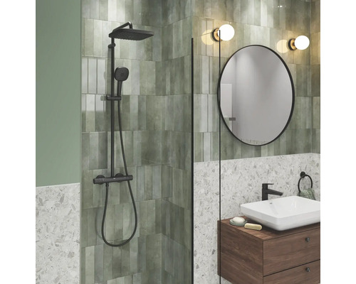 Moderná kúpeľňa so sprchou, umývadlom a zrkadlom