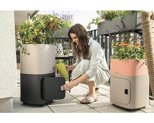 Žena otvára kvetináč s úložným priestorom na balkóne