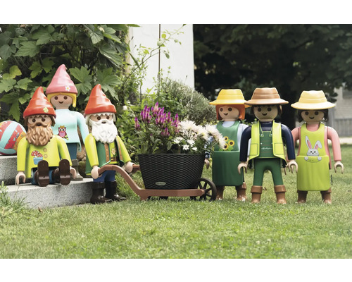 Dekoratívne figúrky Playmobil v záhrade osadené kvetinami