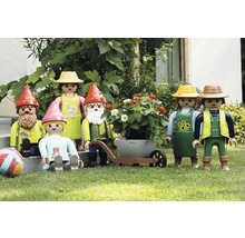 Záhradná scéna s figúrkami Playmobil, vrátane záhradných trpaslíkov a záhradníkov s fúrikom a kvetináčom