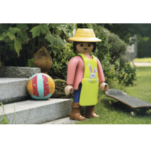 Scéna s figúrkou Playmobil, loptou a skateboardom v záhrade