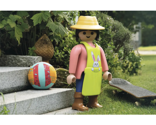 Scéna s figúrkou Playmobil, loptou a skateboardom v záhrade