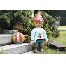 Figúrka Playmobil s loptou a skateboardom v záhrade
