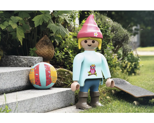 Figúrka Playmobil s loptou a skateboardom v záhrade