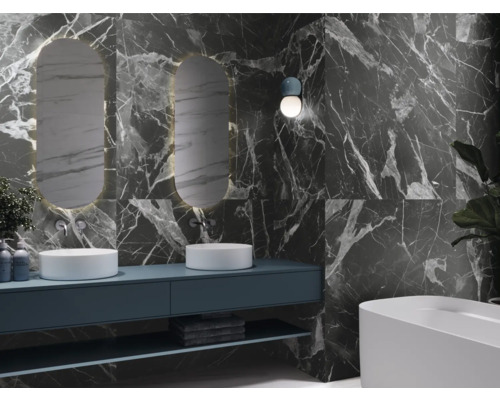 Kúpeľňa s umývadlami, zrkadlami a obkladmi s mramorovým vzhľadom