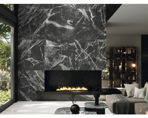 Obývacia izba s krbom a obkladom stien vo vzhľade mramoru