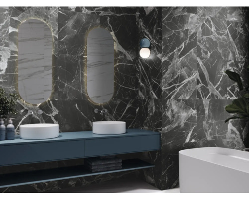 Moderná kúpeľňa s mramorovými obkladmi, umývadlami a zrkadlami