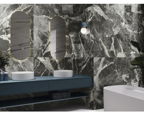 Moderná kúpeľňa so sivými mramorovými obkladmi, umývadlovou skrinkou, zrkadlom a vaňou