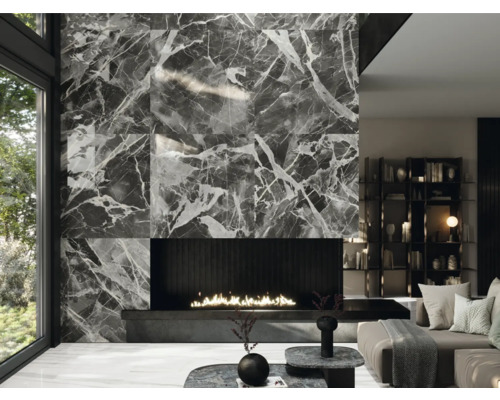 Obývacia izba s krbom a obkladom stien s mramorovým efektom