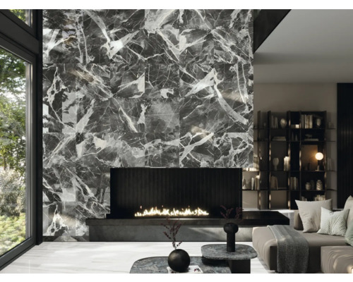 Moderná obývacia izba s obloženou stenou v mramorovom vzhľade, otvoreným krbom a dizajnovým nábytkom.