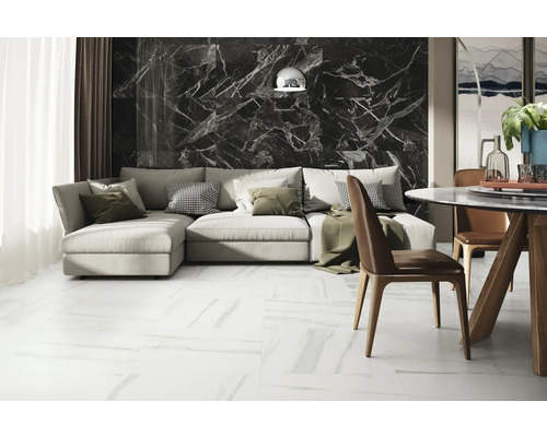 Moderná obývacia izba s pohovkou, jedálenským stolom a dlaždicami s mramorovým vzhľadom