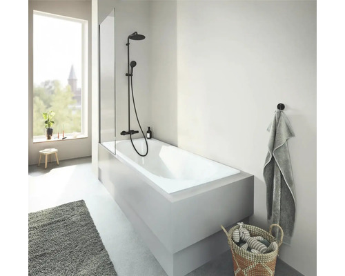 Moderná kúpeľňa s vaňou, sprchovou zástenou a ručnou sprchou