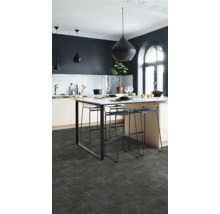 Svetlá kuchyňa s kuchynským ostrovom, barovými stoličkami a tmavou podlahou v mramorovom vzhľade.