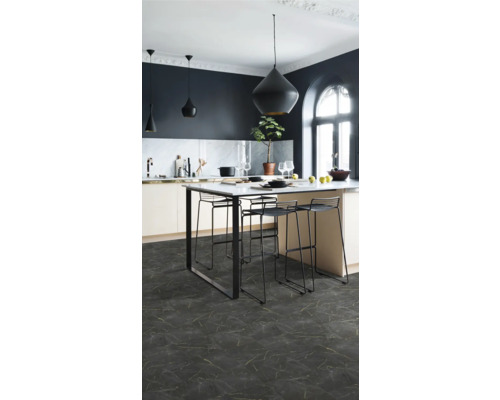 Svetlá kuchyňa s kuchynským ostrovom, barovými stoličkami a tmavou podlahou v mramorovom vzhľade.