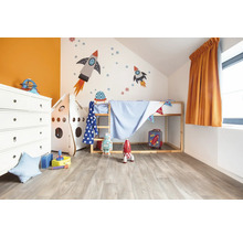 Detská izba s poschodovou posteľou, komodou, hračkami a samolepkami na stenu s motívom vesmírnej lode