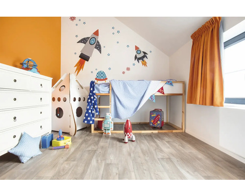 Detská izba s vyvýšenou posteľou, komodou a vesmírnou výzdobou