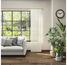 Obývacia izba s pohovkou, izbovými rastlinami, hodinami a posuvným panelom na okne