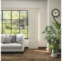 Obývacia izba s pohovkou, izbovými rastlinami, hodinami a posuvným panelom pred oknom