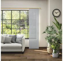 Obývacia izba s posuvným panelom, pohovkou, hodinami a izbovými rastlinami