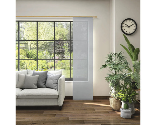 Obývacia izba s posuvným panelom, pohovkou, hodinami a izbovými rastlinami