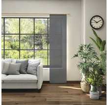 Obývacia izba s posuvným panelom v okne, pohovkou a izbovými rastlinami