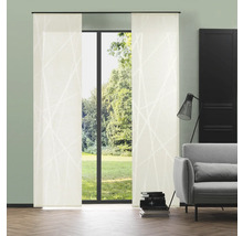 Obývacia izba s posuvnými závesmi pred oknom s výhľadom do zelene