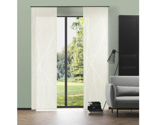 Obývacia izba s posuvnými závesmi pred oknom s výhľadom do zelene