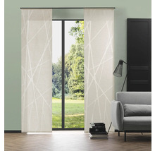 Scéna s posuvnými panelmi pred oknom s výhľadom do zelene.