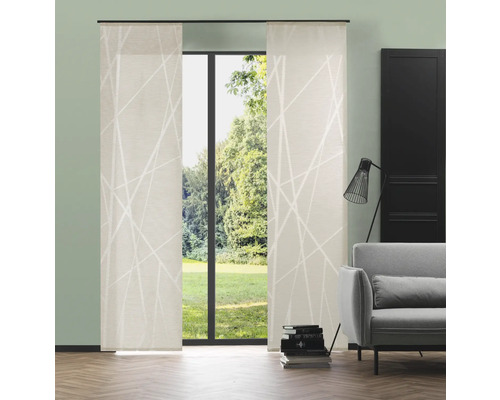 Scéna s posuvnými panelmi pred oknom s výhľadom do zelene.