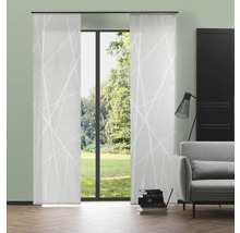 Pohľad na izbu s posuvnými závesmi s geometrickým vzorom.